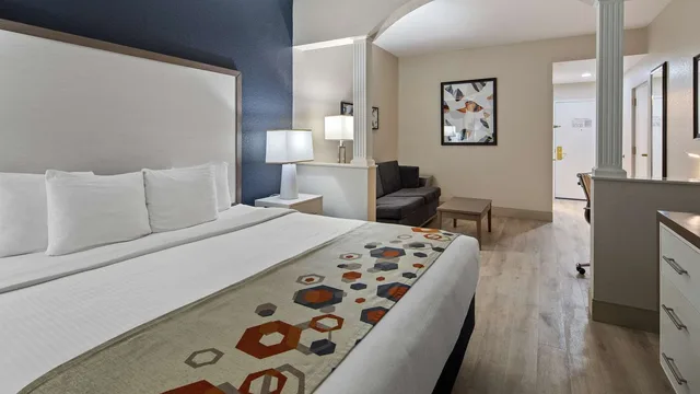 Suite, King Bed, Bathtub, Accessible, Best Western Heritage Inn & Suites 1/2