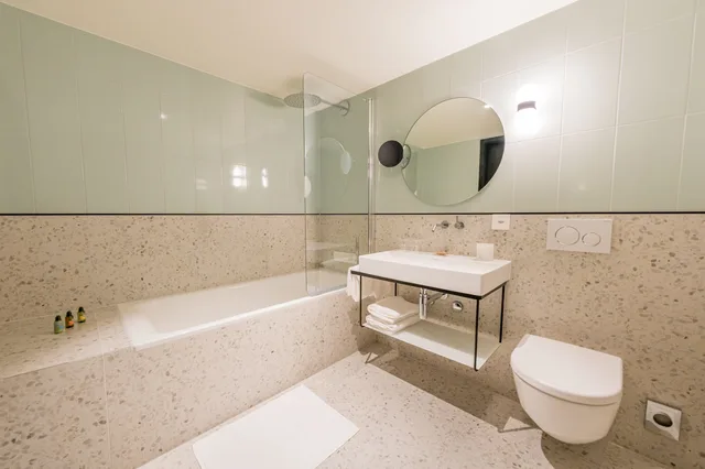 جناح جونيور، Hotel D Bulle 1/2