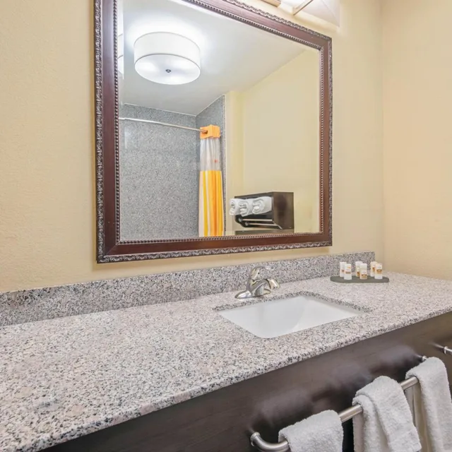 غرفة تنفيذية بسرير كينج، La Quinta Inn & Suites by Wyndham Elk City 3/4