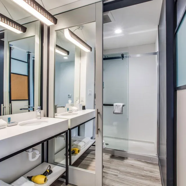 Room, 2 Queen Beds, Bathtub, Accessible, Aloft Dallas Arlington Entertainment District 2/3
