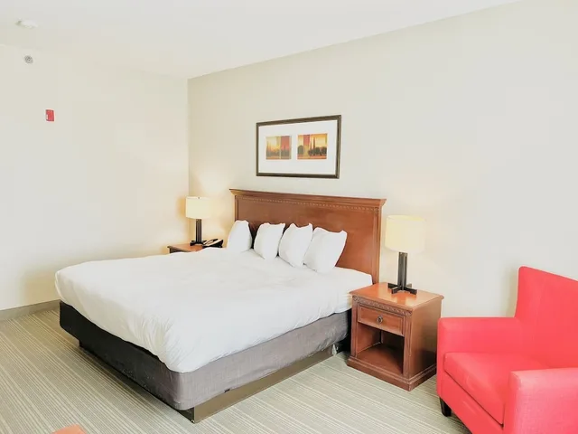 غرفة بسرير كينج، Country Inn & Suites By Radisson, Emporia, VA 1/5