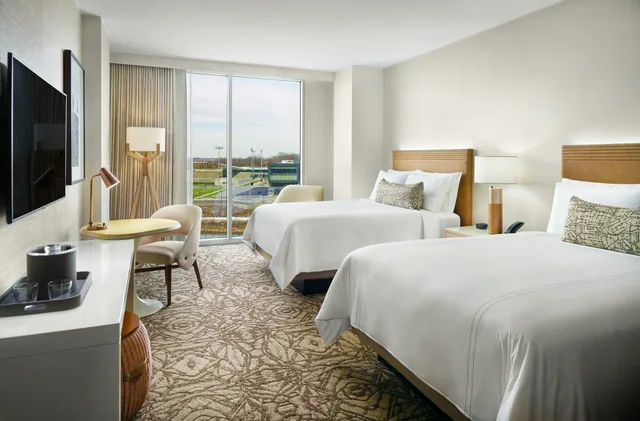 غرفة بريميير بسريرين كوين، Omni Viking Lakes Hotel 1/1