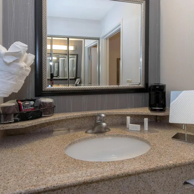 غرفة بسرير كينج مع أريكة بحوض استحمام لذوي الإعاقة، Courtyard by Marriott Albany 1/2