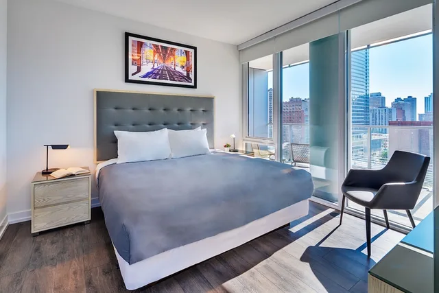 2 Bedrooms, Junior Suite, King and Queen Bed, Sofa, Level Chicago Old Town 2/6