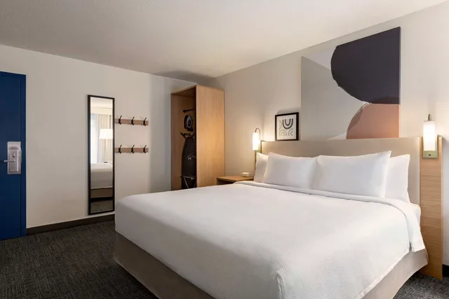 غرفة بسرير كينج لذوي الإعاقة، Spark by Hilton Mystic Groton 1/3