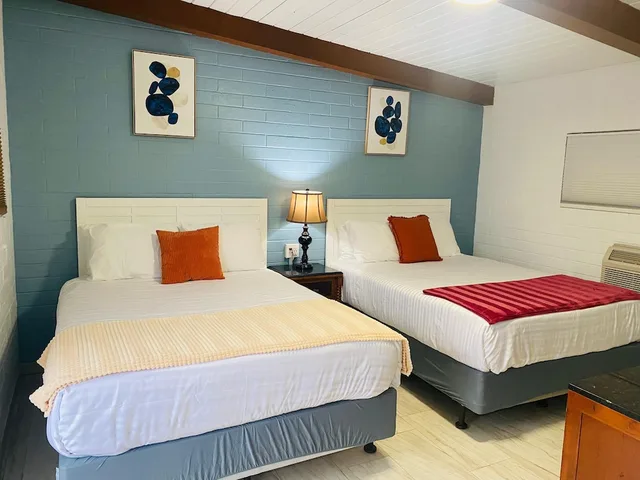 Economy, 2 Double Beds, Pet Friendly, Sierra Lodge 1/2