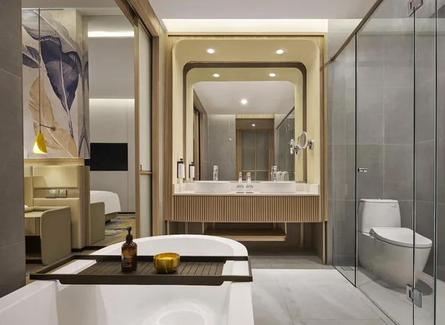 جناح ديلوكس بسرير فردي بإطلالة على المدينة بغرفة نوم واحدة، voco Bandung Setiabudi by IHG 2/3