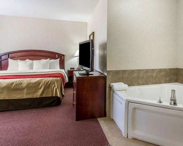 جناح بسرير كينج لذوي الإعاقة، Quality Inn Suites Fort Madison Near Hwy 61 3/3
