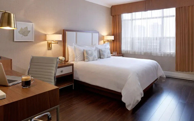 Petite, 1 Queen and 1 Double Bed، Lord Nelson Hotel And Suites 4/8