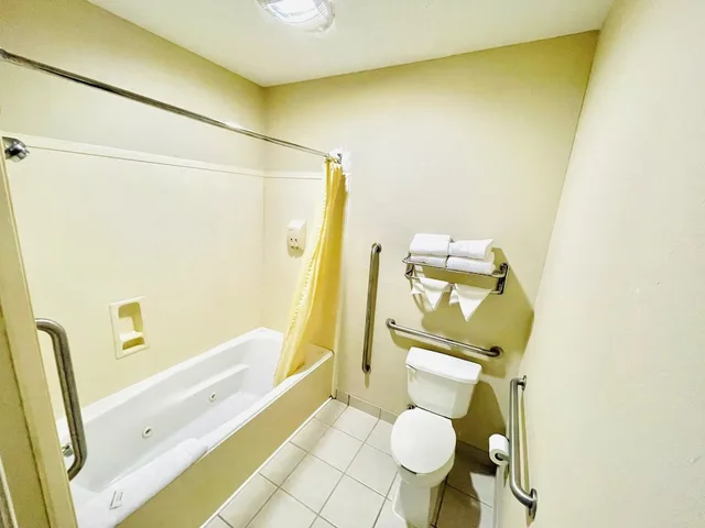 غرفة قياسية بسرير كينج بجاكوزي، Best Western Magnolia 5/7
