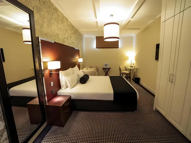 Semi Basement, Triple, Double Bed, Partial View, Sofa, Street Floor، Notting Hill 1/2