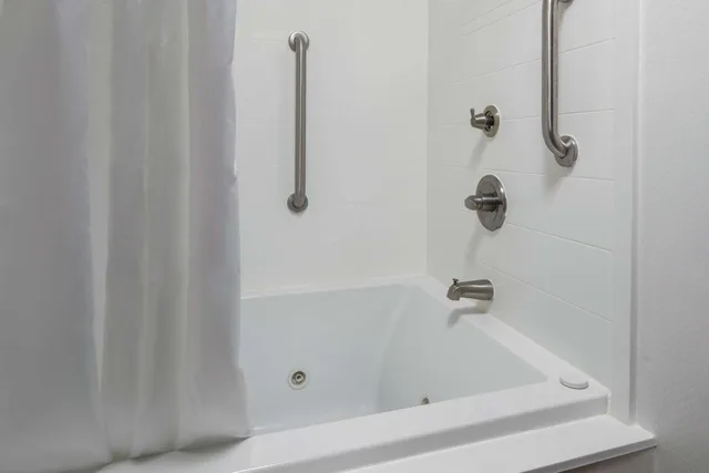 جناح بسرير كينج بغرفة نوم واحدة مع أريكة بحوض جاكوزي، Hampton Inn Helen 4/4