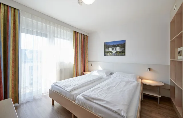 غرفة ديلوكس بسريرين منفصلين بإطلالة على الفناء، Kolping Wien Zentral Hotel 5/10