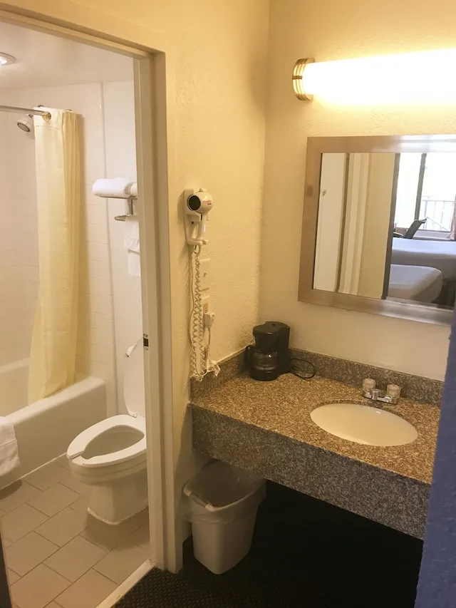 جناح استوديو بسرير كينج، Days Inn & Suites by Wyndham Mobile 5/7