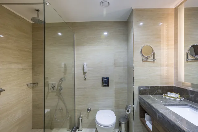 غرفة عائلية بسرير مزدوج وسريرين منفصلين بإطلالة جزئية على البحر، Side Sunport Hotel & Spa 7/8