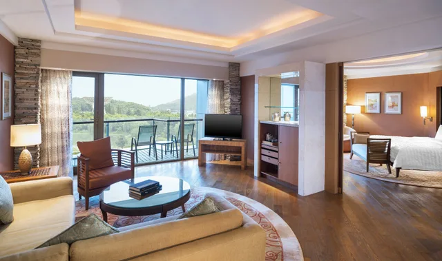 جناح تنفيذي بسرير كينج بشرفة، Le Meridien Shanghai Sheshan 6/10
