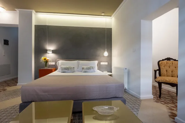 غرفة قياسية ثلاثية بسرير كوين مع أريكة، Athenian Yard Suites 3/4