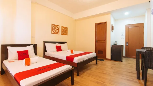 غرفة ثلاثية، RedDoorz Plus near Johnson and Johnson Paranaque 7/10