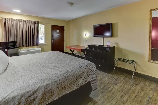 غرفة بسرير كينج لذوي الإعاقة، Econo Lodge Town Center 6/7