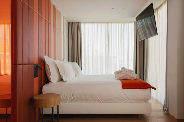 Double De Luxe with City View for Single Use، Lumen Hotel and The Lisbon Light Show 1/3