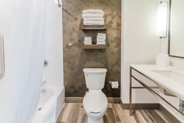 2 Queen Beds Limited View - Comp Wifi- Hdtvs with Hidef Channels - Refrigerator-Microwave- Pod Coffee Brwr، Hilton Garden Inn Ft. Walton Beach 4/4