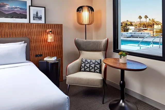 Sonora, Swim, Club, King Bed، Senna House Scottsdale, Curio Collection by Hilton 3/6