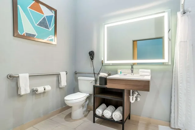 غرفة بسرير كينج لذوي الإعاقة، Comfort Inn Miramar Beach-Destin 3/3