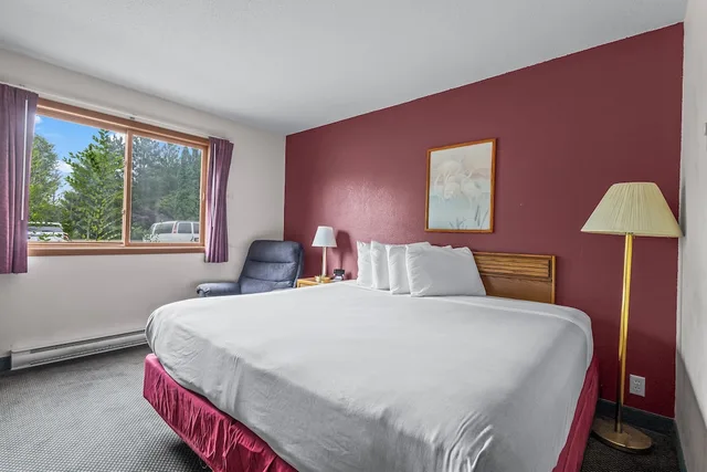 غرفة بسرير كوين لذوي الإعاقة، Wautoma Inn by OYO Near Airport WI 73 3/7