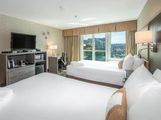 Coast, Premium, 2 Queen Beds، Lonsdale Quay Hotel 1/6