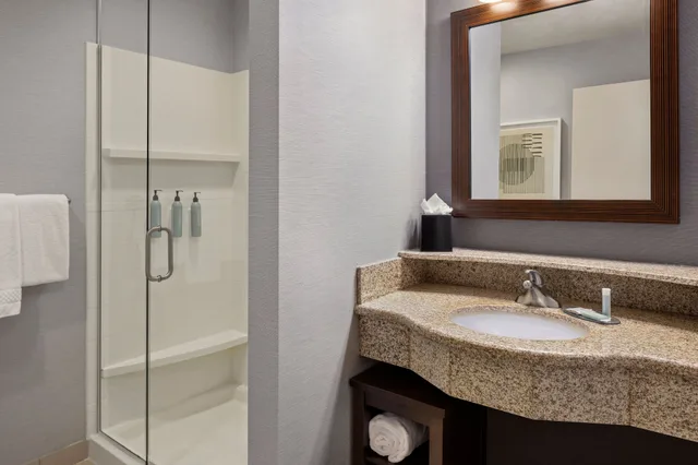 غرفة بسريرين كوين لذوي الإعاقة، Courtyard Mankato 4/8