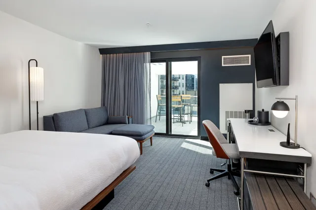 غرفة بسرير كينج بشرفة مع أريكة، Courtyard by Marriott Richmond Scott's Addition 1/3