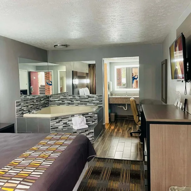جناح ديلوكس بسرير كوين بجاكوزي، Travelodge by Wyndham Sellersburg / Louisville North 4/9