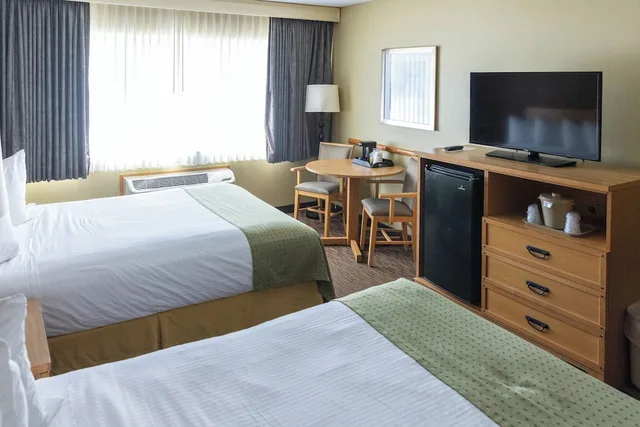 غرفة أساسية بسرير كوين مع أريكة، Splash Universe Resort 2/4