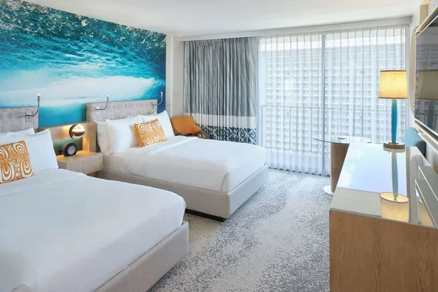 غرفة بسريرين مزدوجين بإطلالة على البحر لذوي الإعاقة، OUTRIGGER Waikiki Beachcomber 1/3