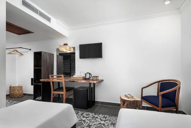 Standard, King Bed, No Window، Pacific Hotel 5/10