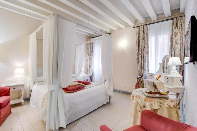 Canopy, Comfort, Double Bed, Annex، Antiche Figure 1/1