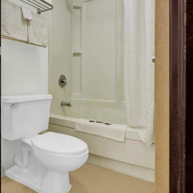غرفة بسرير كينج وسرير كوين، Brookville Inn By OYO Near Dayton International Airport 5/7