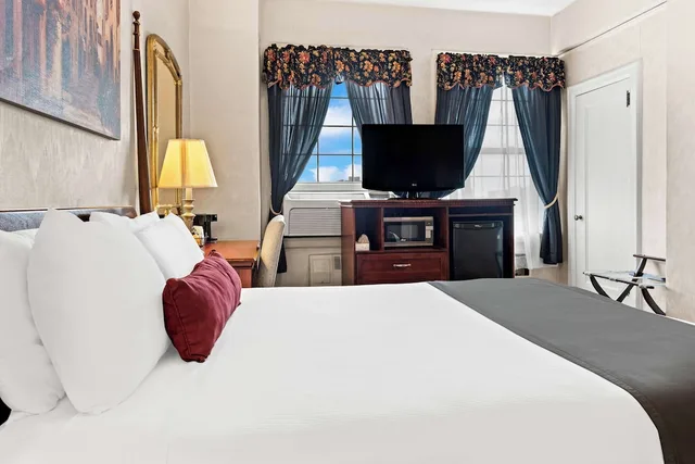 جناح بسرير كوين بمنطقة جلوس بمطبخ صغير، Genetti Hotel SureStay Collection By Best Western 4/6