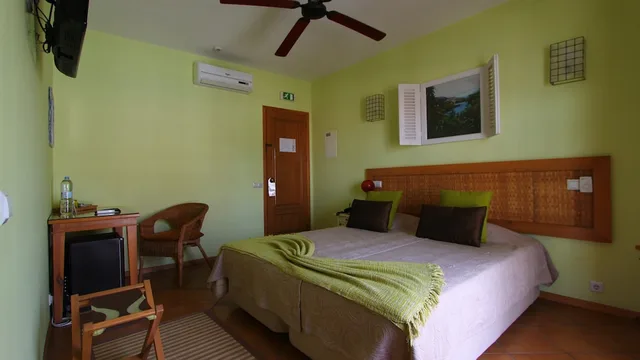 غرفة بسرير مزدوج وسريرين منفصلين بشرفة، Kiras Boutique Hotel 2/3
