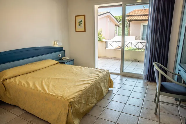 غرفة قياسية بسرير كينج، NICOTERA BEACH VILLAGE 1/3