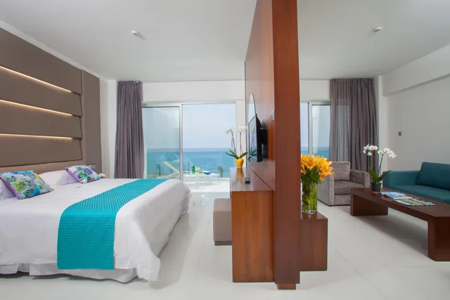 Suite, King Bed, Sea Front, Terrace، King Evelthon Beach Hotel and Resort 1/4