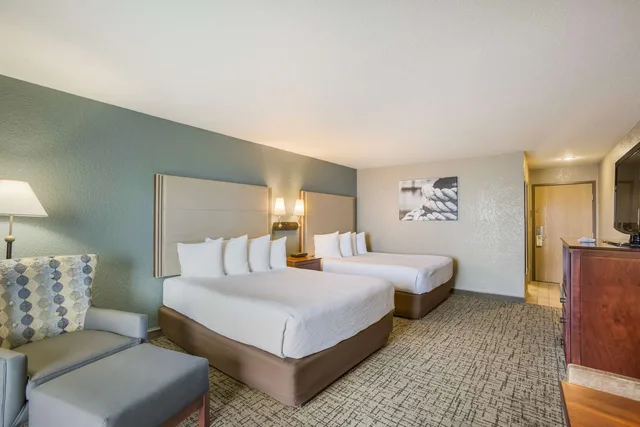 2 Bedrooms, 3 Queen Beds, 2 Bathrooms, Patio، Best Western Harbour Pointe Lakefront 2/3
