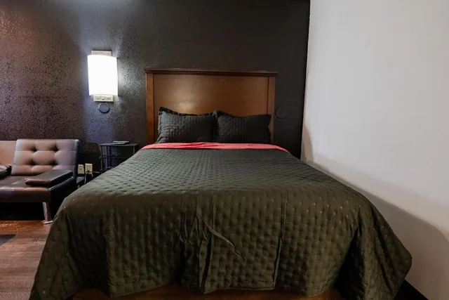 جناح بسرير كينج بجاكوزي، Econo Lodge Southeast 1/1