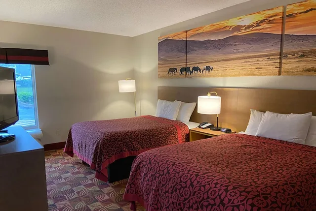 غرفة قياسية بسريرين كوين للمدخنين، Days Inn Suites By Wyndham Ridgeland 5/5