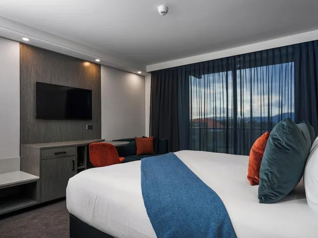 غرفة سوبيريور بسرير كينج بإطلالة على البحيرة بشرفة، Millennium Hotel Rotorua 3/4