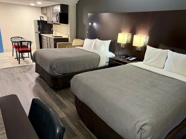 جناح بسرير كينج وسريرين مزدوجين، Quality Inn & Suites Livonia - Detroit 7/16