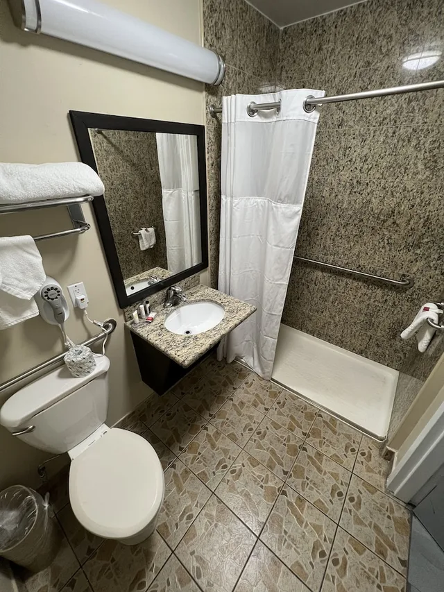 غرفة بسرير كينج لذوي الإعاقة، Travelodge by Wyndham Ozone Park 2/2