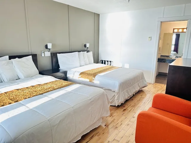 غرفة قياسية كبيرة بسريرين كوين بإطلالة على البحر مع أريكة، Harbourview Inn, SureStay Collection by Best Western 2/4