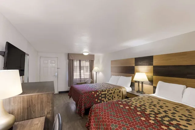 2 Queen Beds - Non-Smoking, Micfridge، Motel6 Cross Lanes, WV–Goff Mountain Rd 3/5