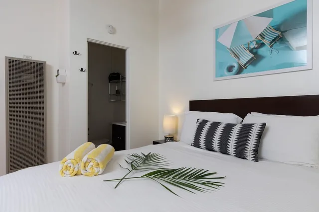 استوديو اقتصادي بسرير كوين، Float Palm Springs 2/4